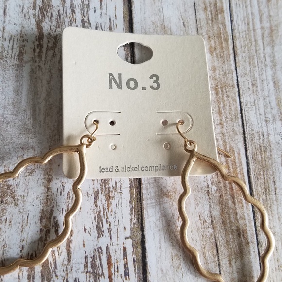 Matte Gold Moroccan shape earrings - Picture 5 of 7